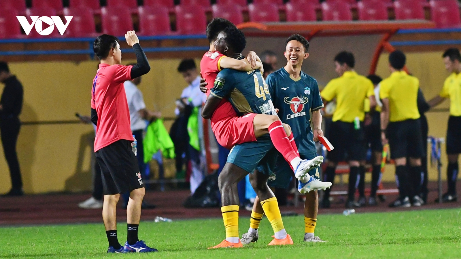 Dụng Quang Nho và dàn sao HAGL “nhảy múa” ăn mừng chiến thắng trước Viettel FC
