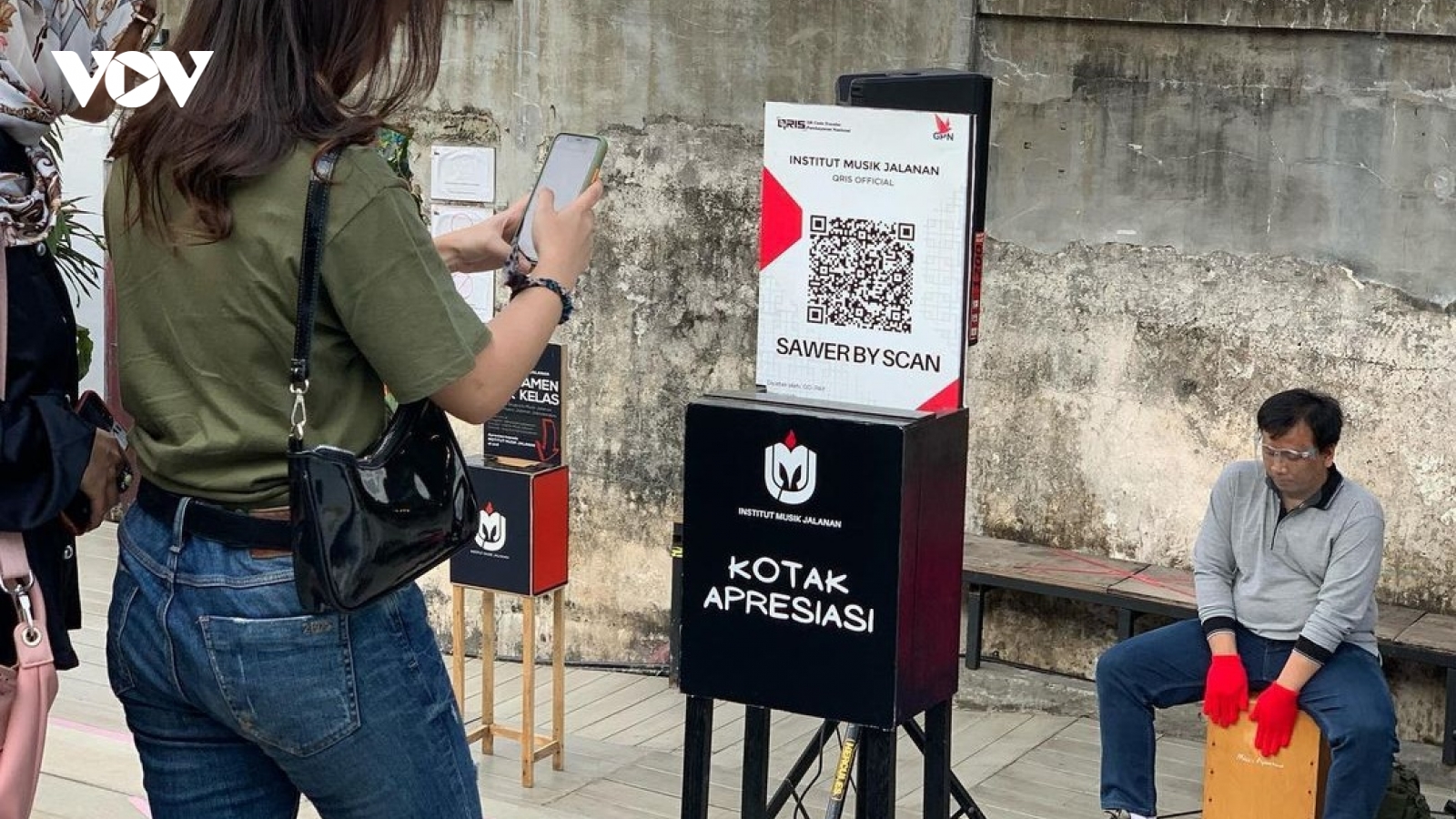 Người hát rong ven đường tại Indonesia sử dụng mã QR để nhận "tiền tip"