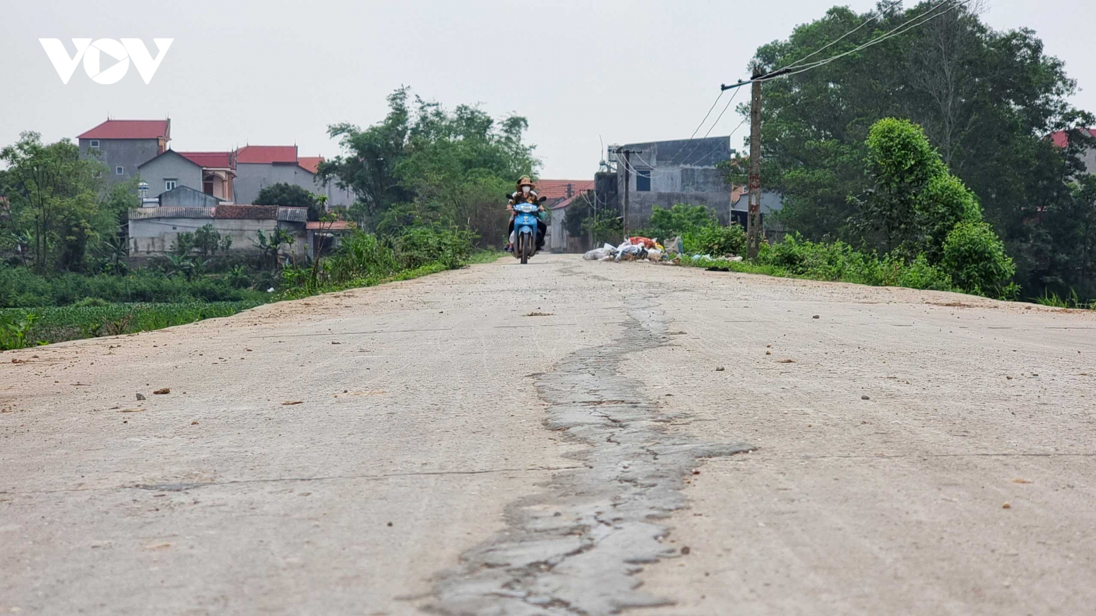 Đường giao thông liên thôn ở Bắc Giang vừa bê tông hóa đã nứt