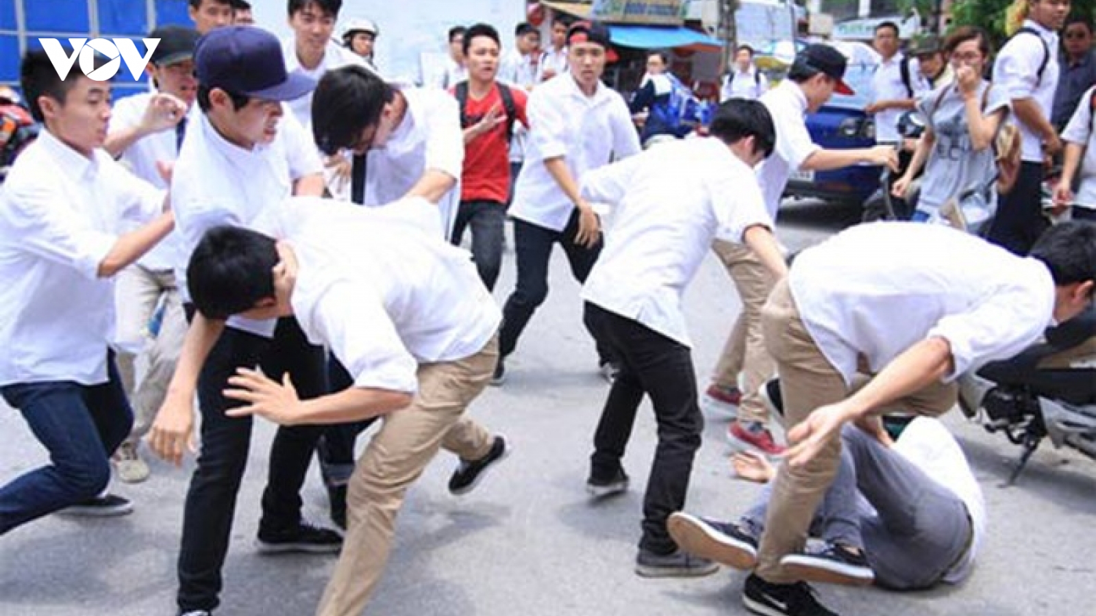Học sinh đánh nhau gây thương tích cũng có thể phải ngồi tù