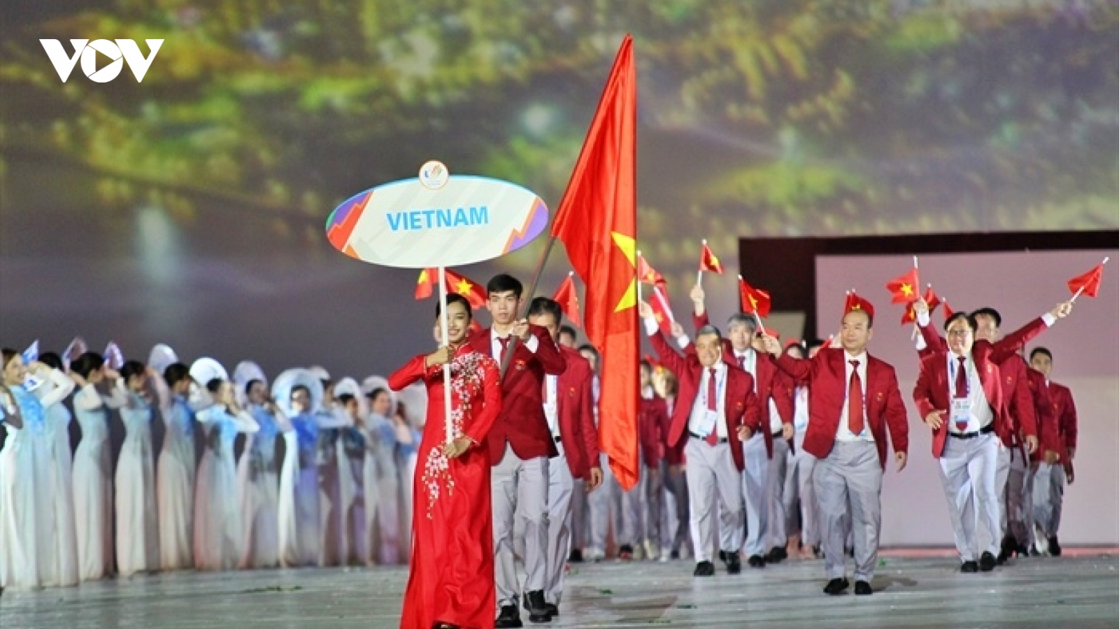 VĐV Nguyễn Huy Hoàng là người cầm cờ cho Đoàn Thể thao Việt Nam tại SEA Games 32