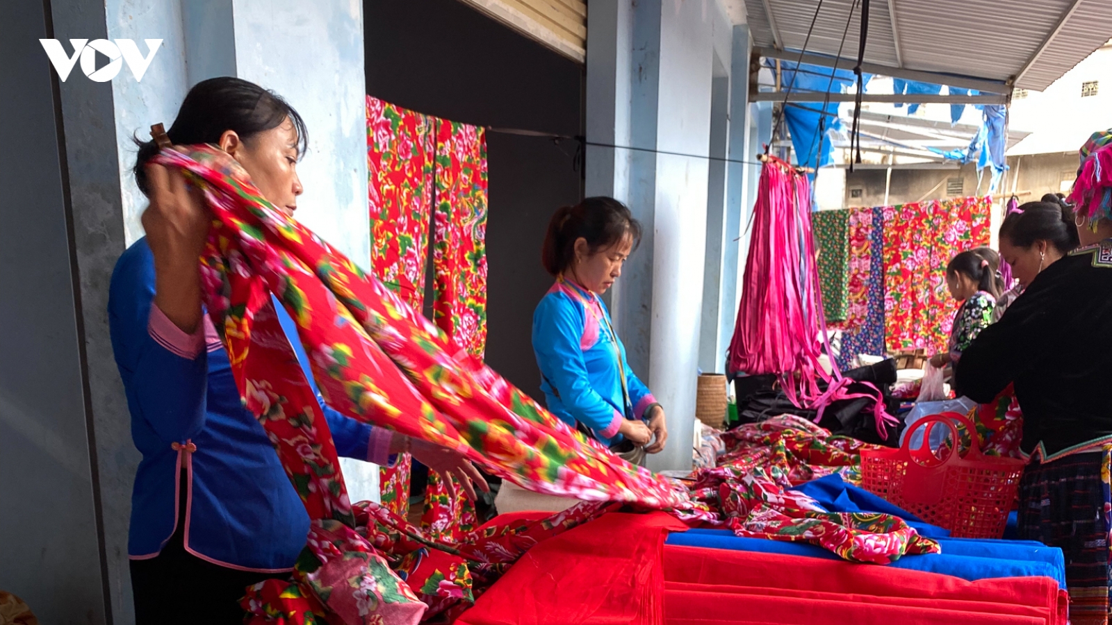 Độc đáo chợ San Thàng - bức tranh văn hóa rực rỡ của Lai Châu