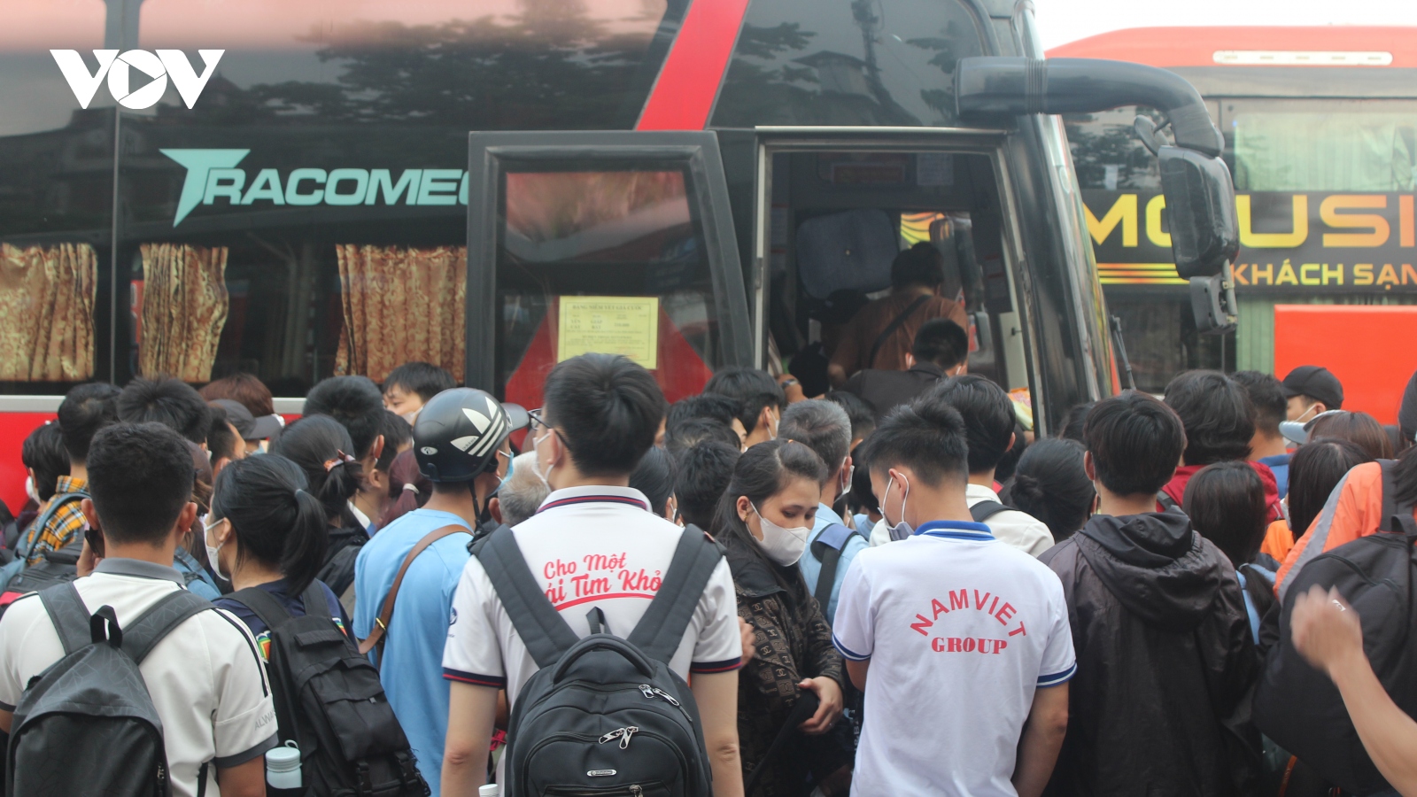Các bến xe ở Hà Nội đông nghịt hành khách về quê nghỉ lễ
