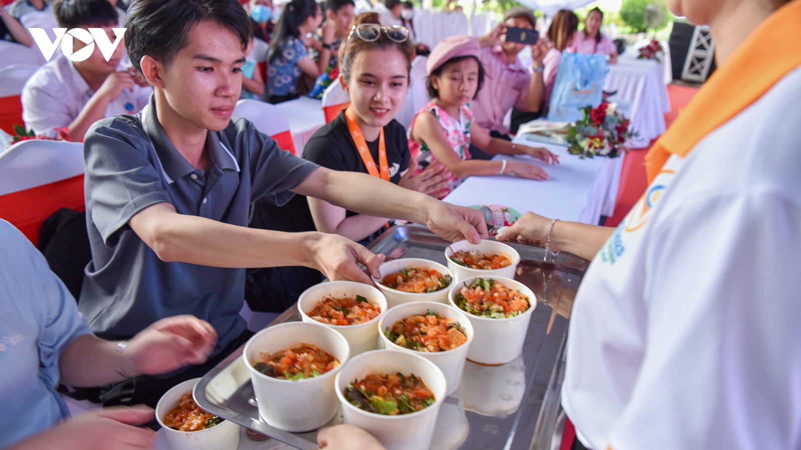 Du khách thích thú trải nghiệm món ngon Bình Thuận tại Ngày hội Du lịch TP.HCM