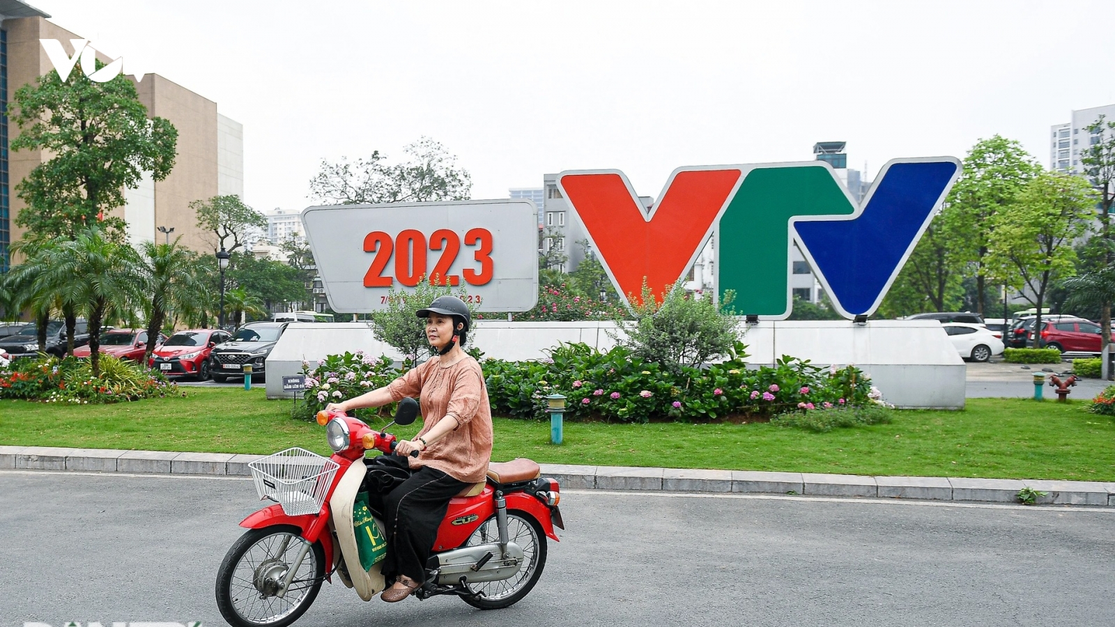 NSND Lan Hương dậy từ 5h sáng nấu xôi, đi Cub 50 làm phim "mẹ chồng"