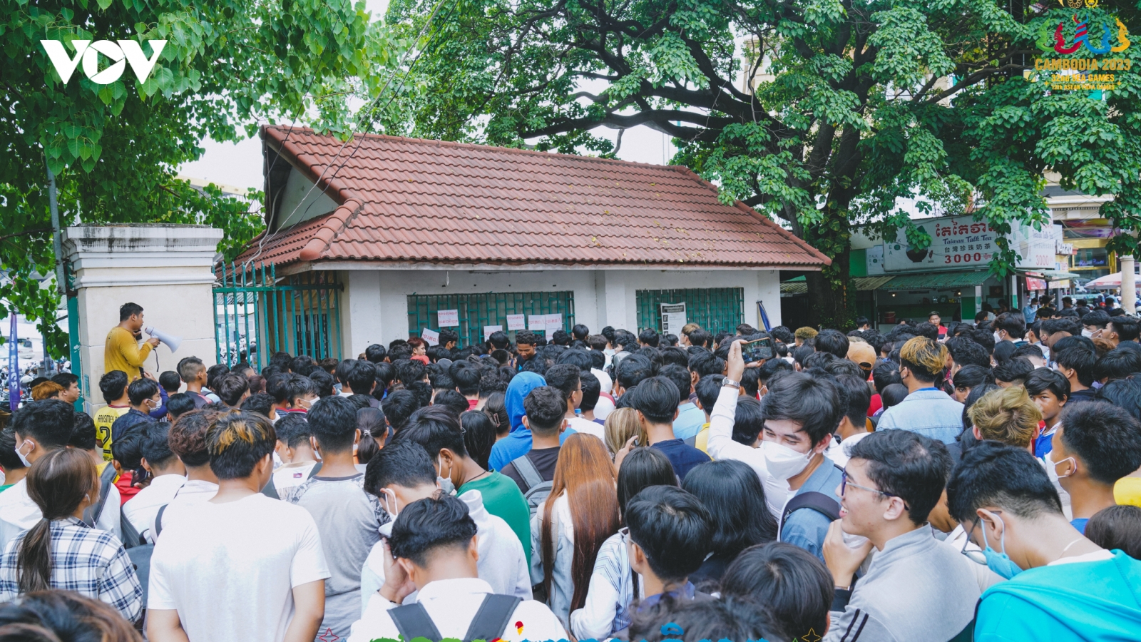"Biển người" xếp hàng nhận vé miễn phí xem SEA Games 32