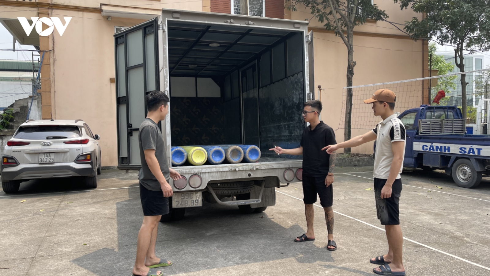 Phát hiện vụ vận chuyển, buôn bán hàng trăm bình "khí cười"