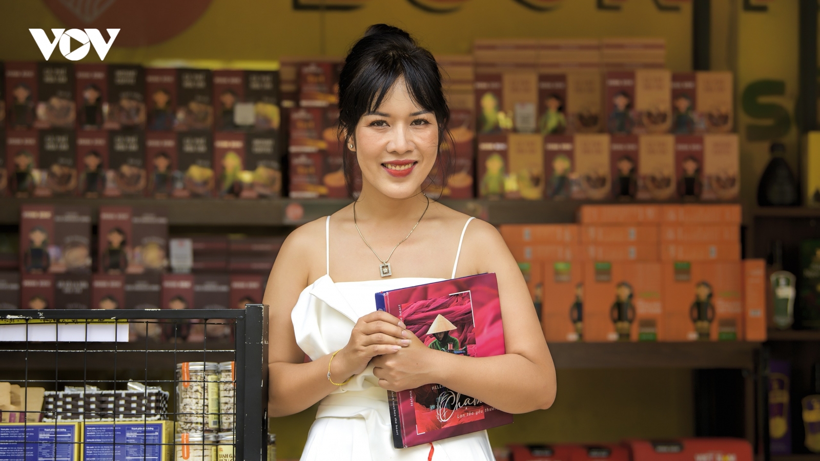 Nữ nhiếp ảnh gia cùng hành trình trao gửi yêu thương đến trẻ em nghèo miền núi
