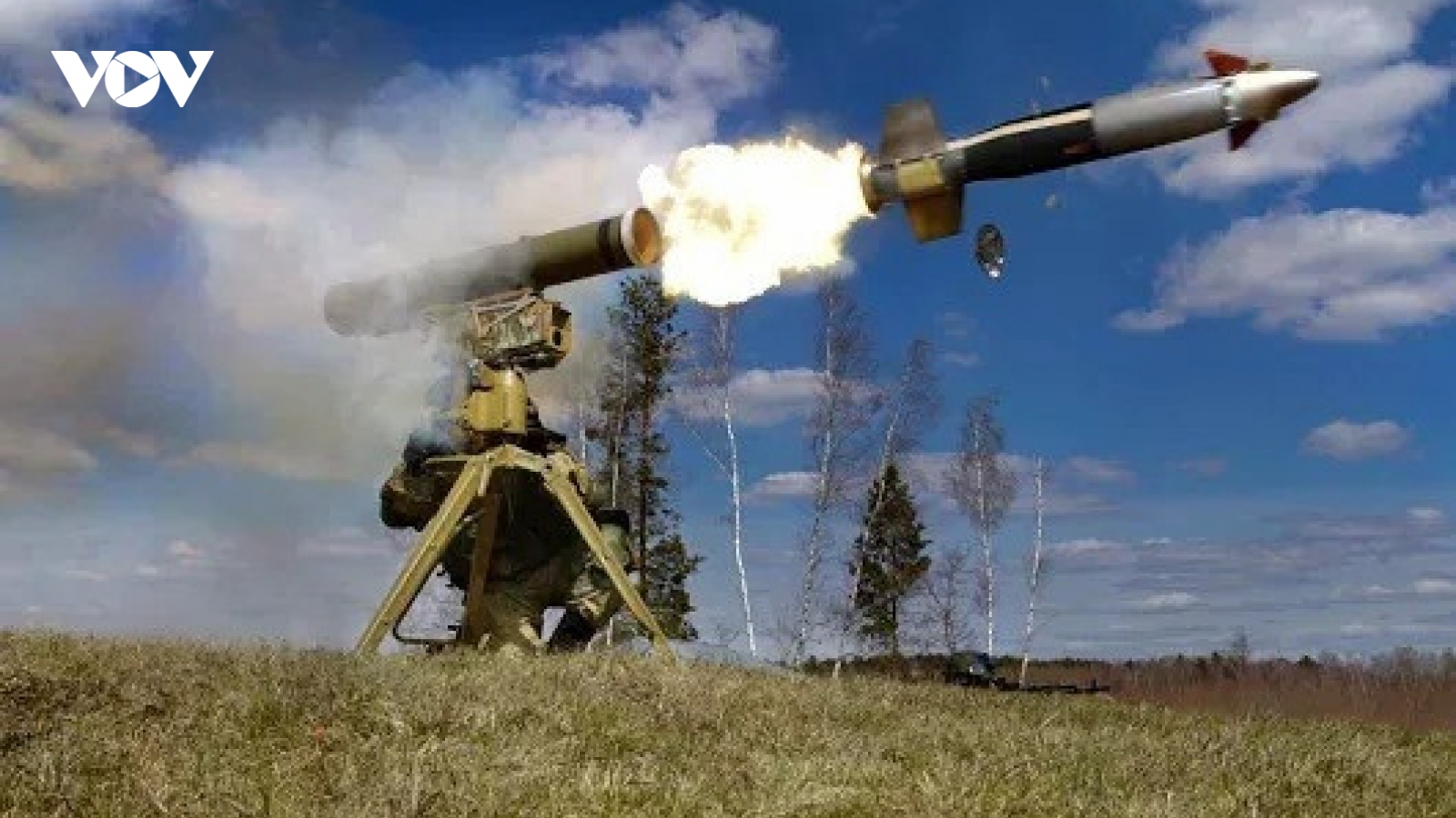 Nga dùng tên lửa Kornet gắn đầu đạn nhiệt áp nhằm vào xe tăng Ukraine