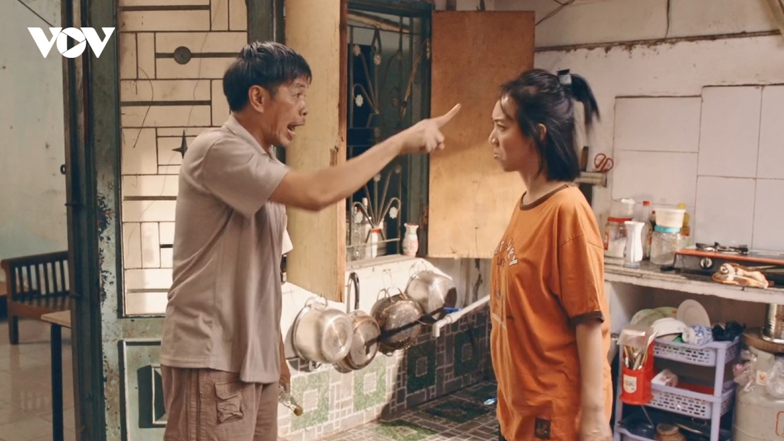 Sửng sốt cảnh Thái Hòa tát Thu Trang ở trailer "Con Nhót mót chồng"
