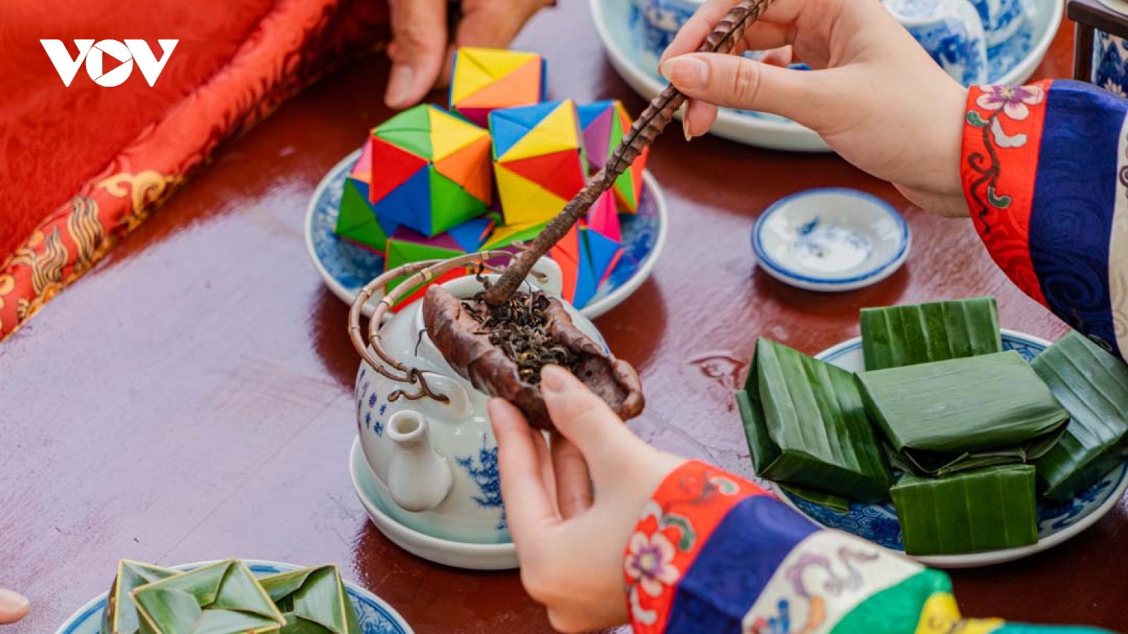 Ngắm hoa ngô đồng và thưởng thức trà sen trong Hoàng cung Huế