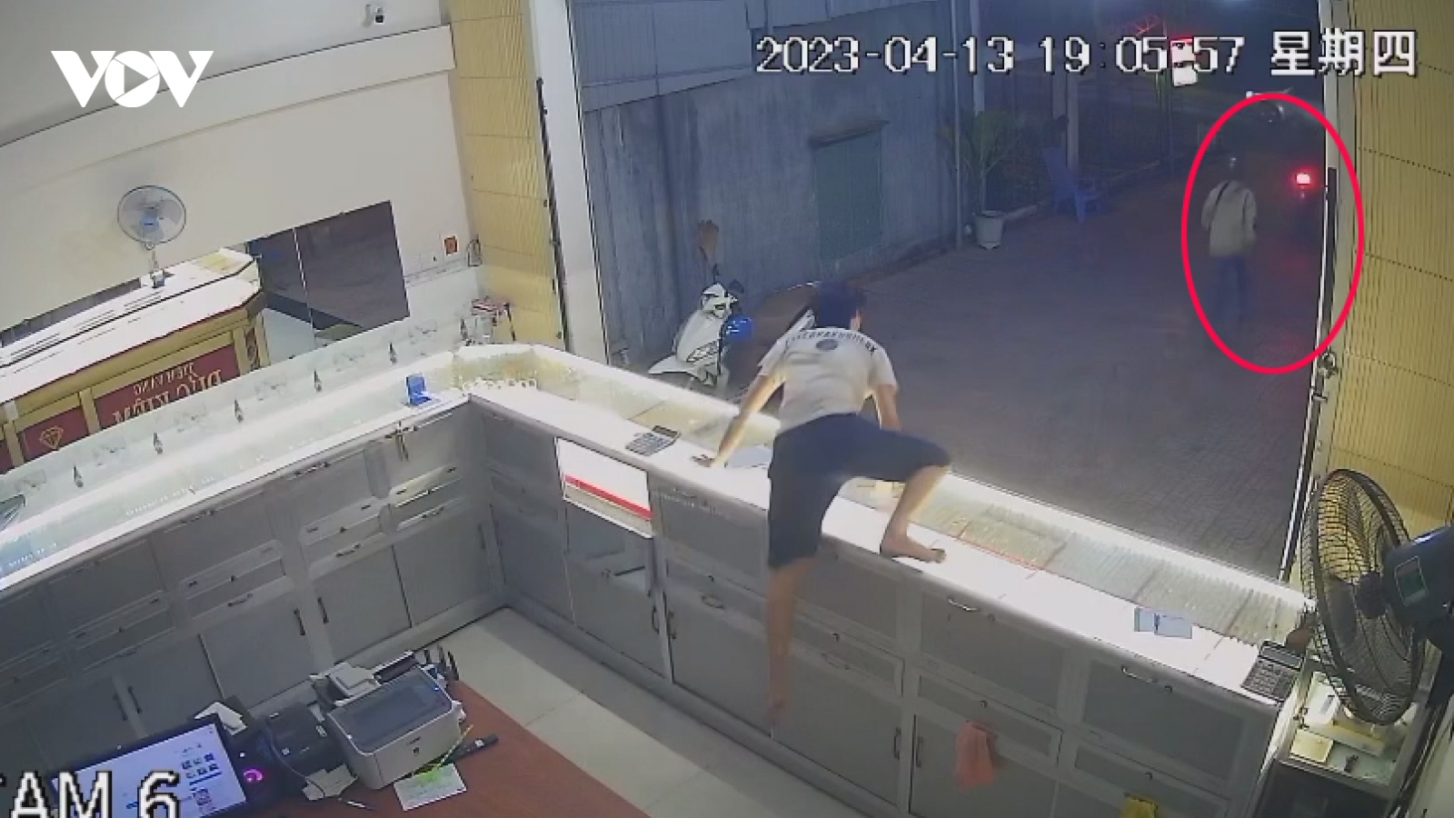 Bình Dương: Hai thanh niên vờ mua vàng rồi giật bỏ chạy