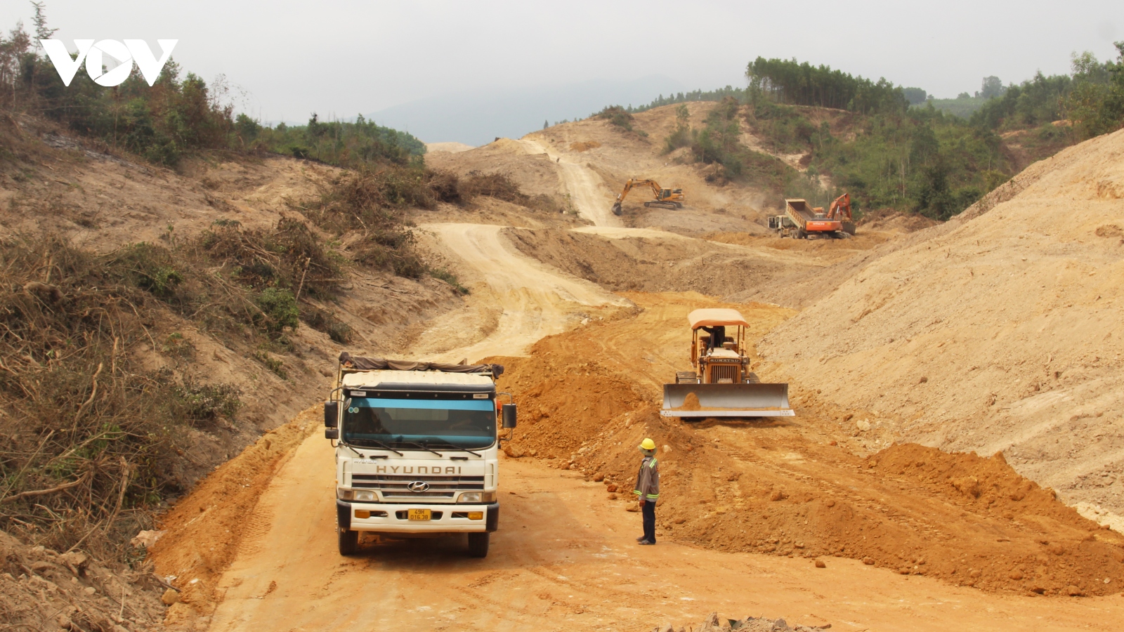 Hối hả trên công trường cao tốc Bắc - Nam đoạn Quy Nhơn - Chí Thạnh