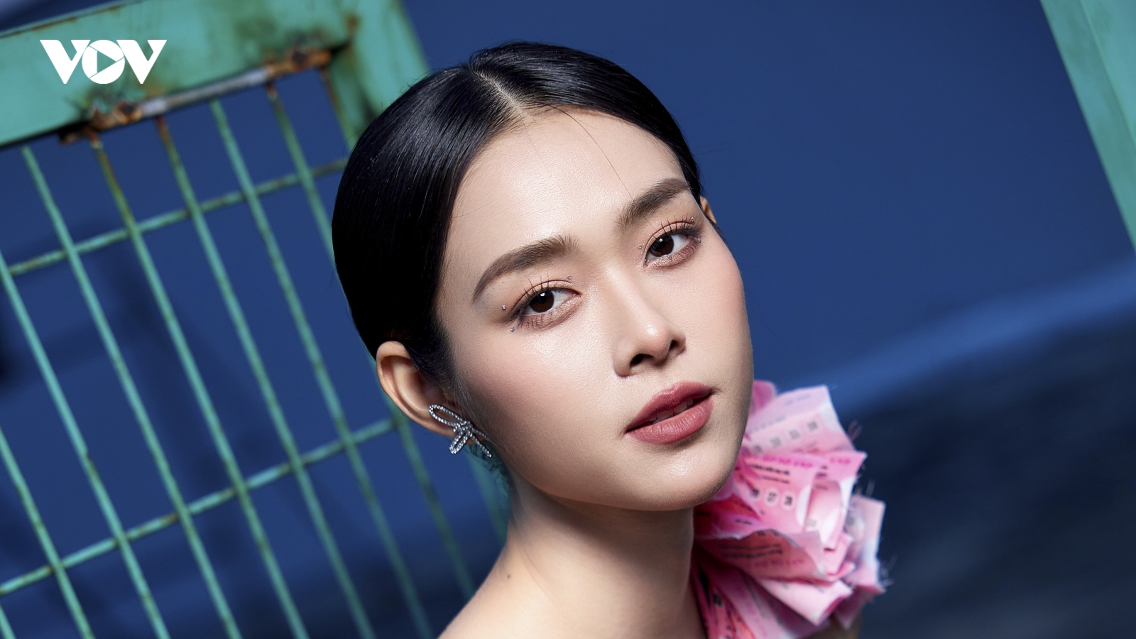 Diệp Bảo Ngọc diện váy làm từ 2000 tấm vé số