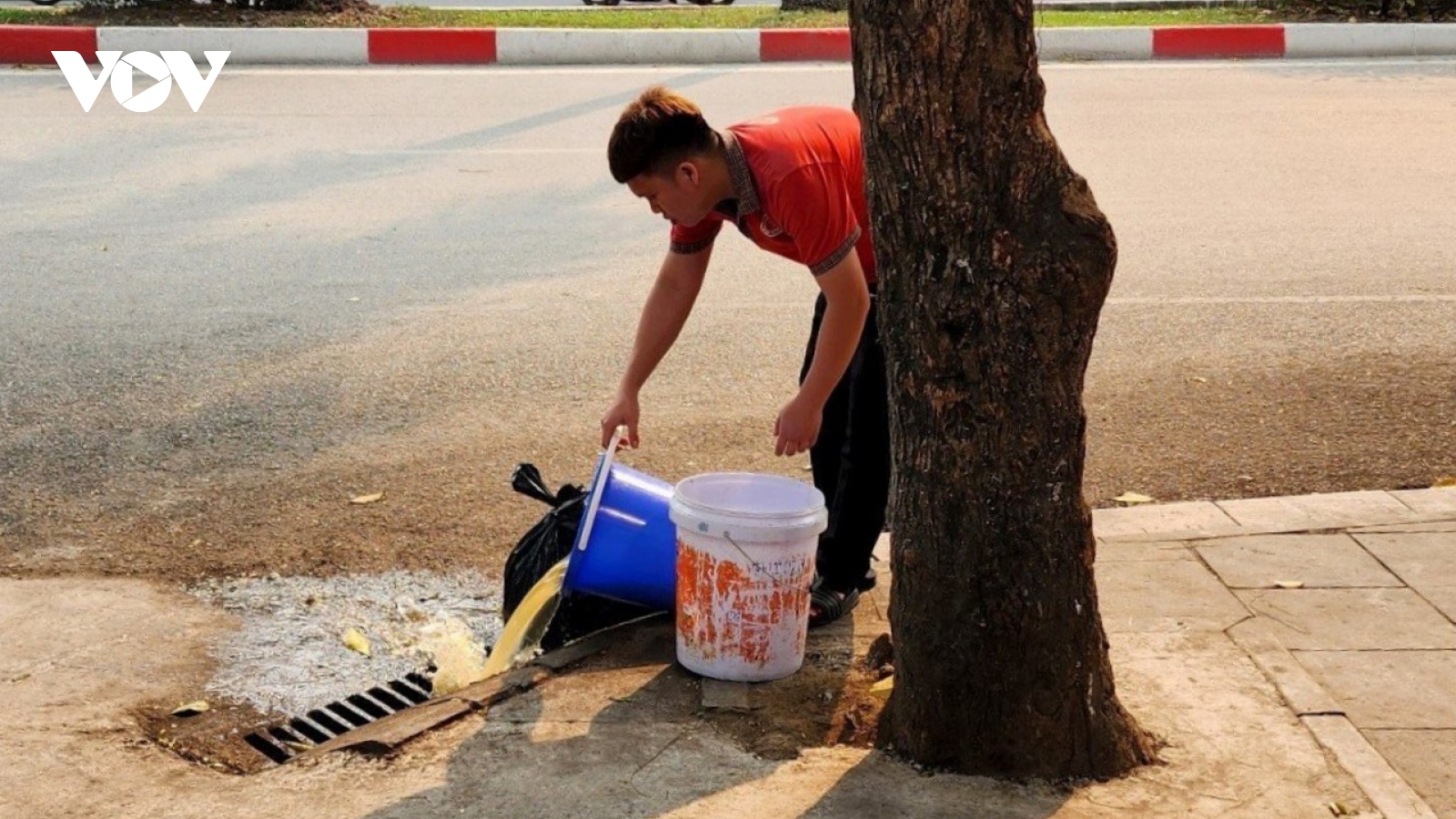 Hàng quán tại Hà Nội vô tư xả rác, thức ăn thừa xuống cống thoát nước