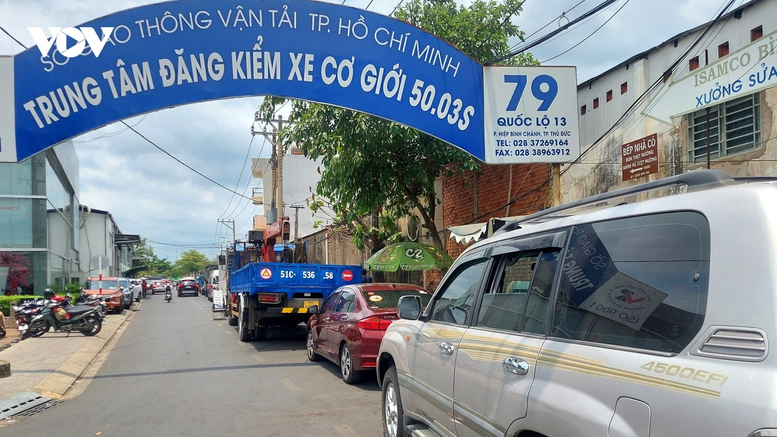 Tài xế vật vờ chờ đăng kiểm ở TP.HCM