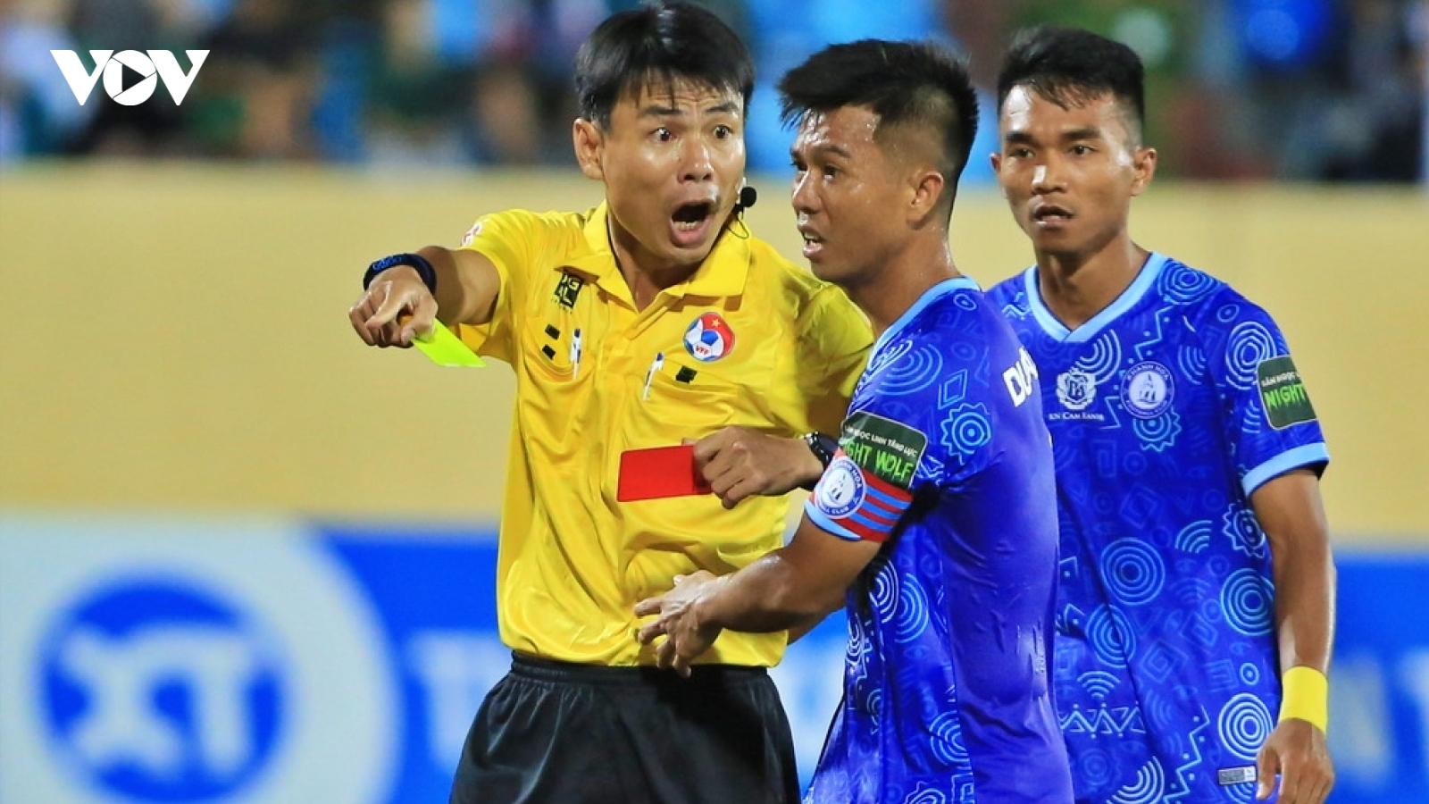 HLV Võ Đình Tân “sôi máu” với công tác trọng tài