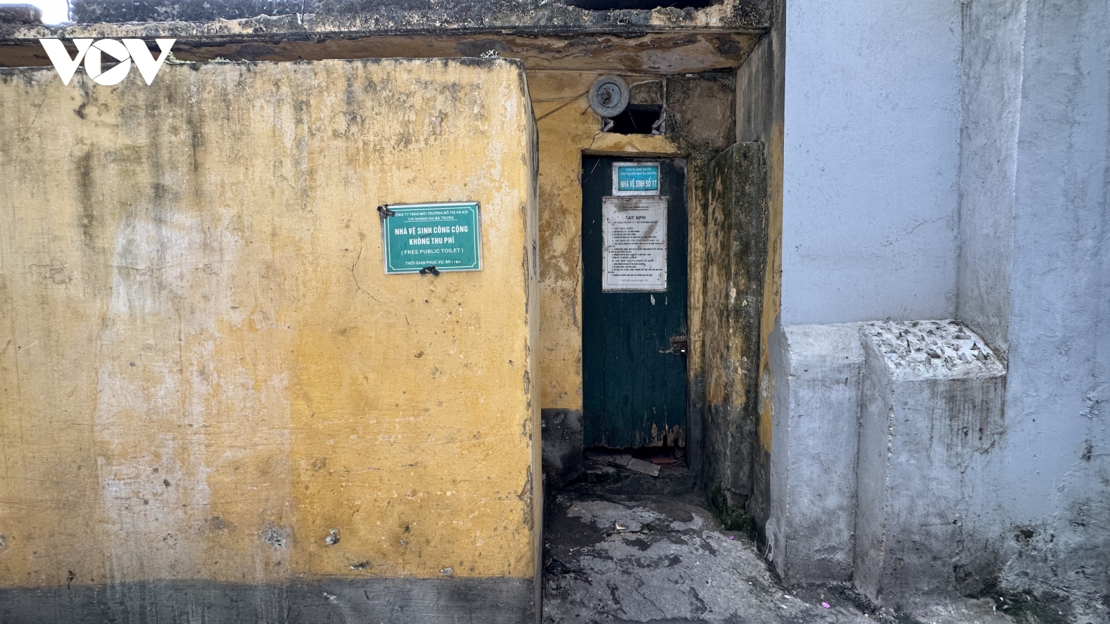 Nhếch nhác nhà vệ sinh công cộng giữa trung tâm Hà Nội