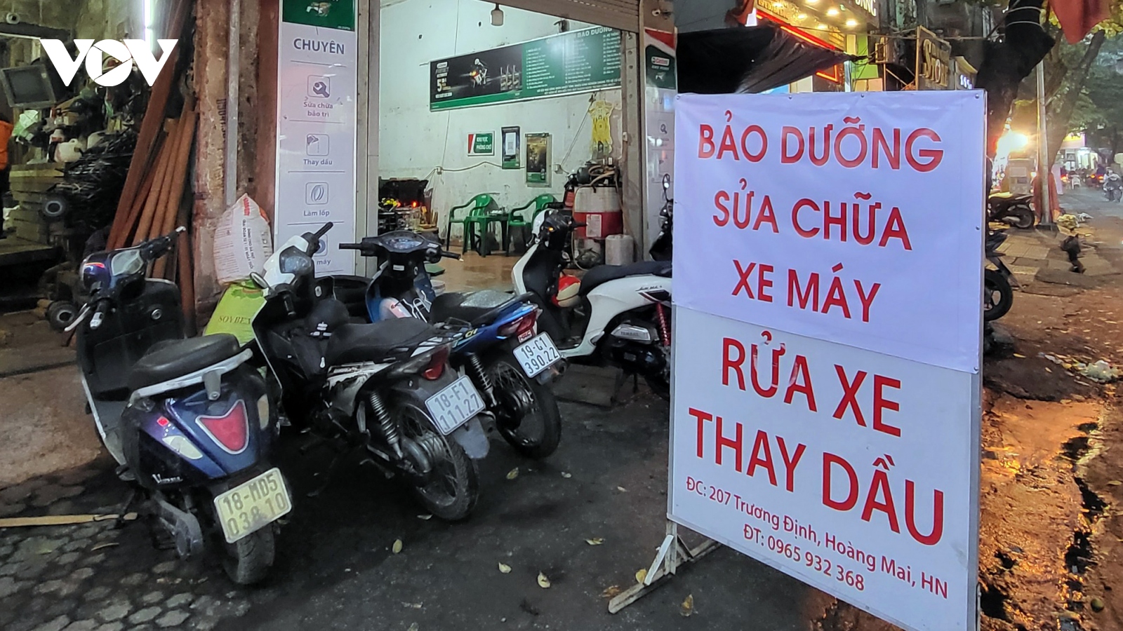 Dịch vụ sửa chữa xe ngang nhiên lấn chiếm lòng đường, vỉa hè Hà Nội