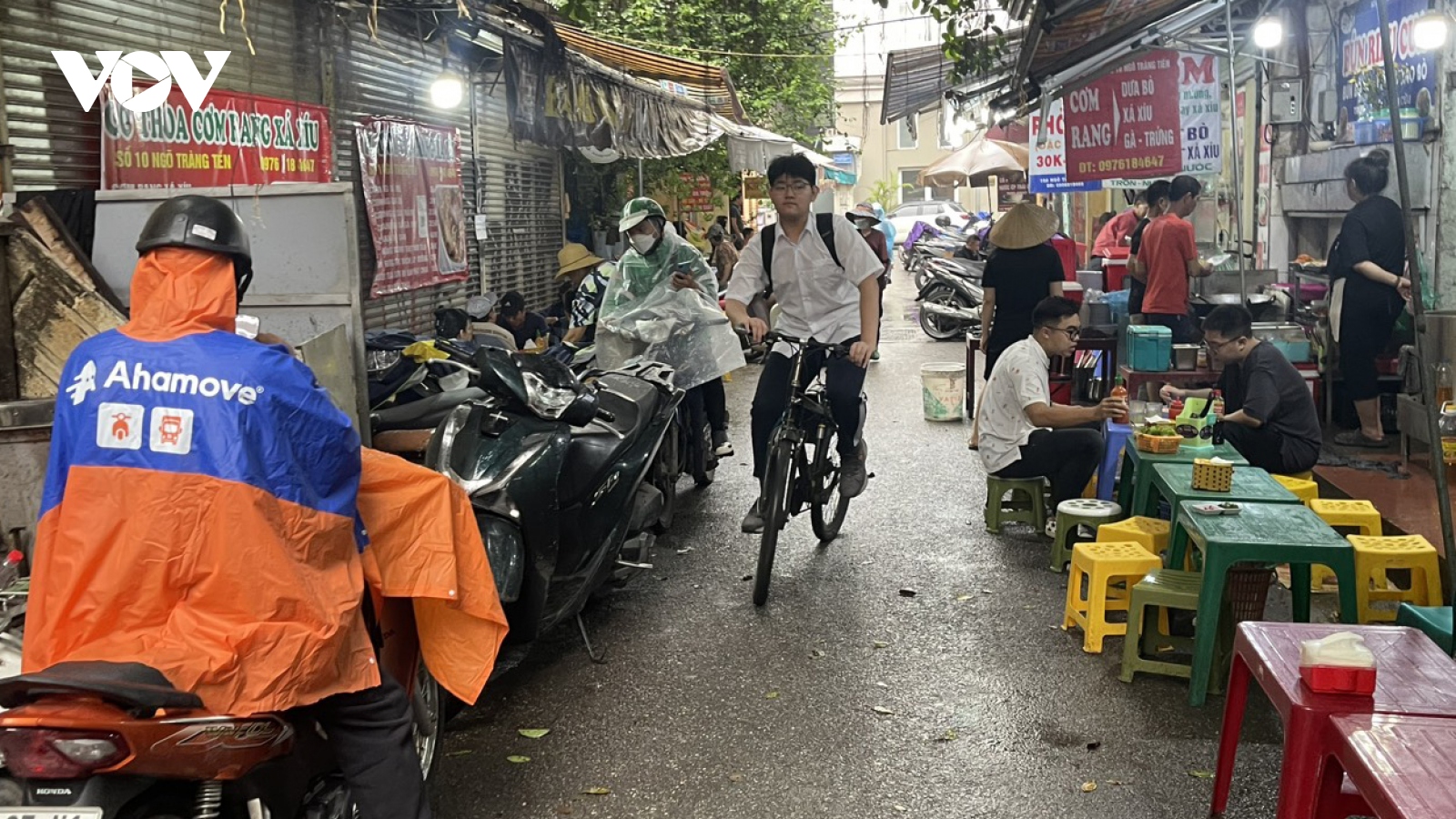 Nhiều hàng quán ở Hà Nội dựng mái che "đánh dấu lãnh địa" để kinh doanh trên vỉa hè