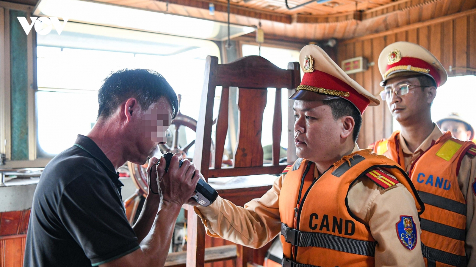 Xử lý thủy thủ tàu hơn 700 tấn vi phạm nồng độ cồn, chở quá tải trên sông Lô