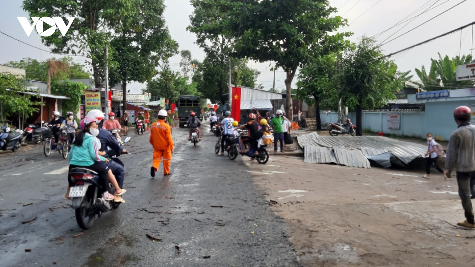 Mưa dông gây thiệt hại hơn 80 nhà dân ở Tiền Giang