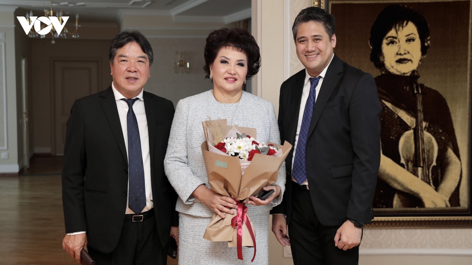 NSƯT Bùi Công Duy tự hào khi được phong Giáo sư danh dự ở Kazakhstan