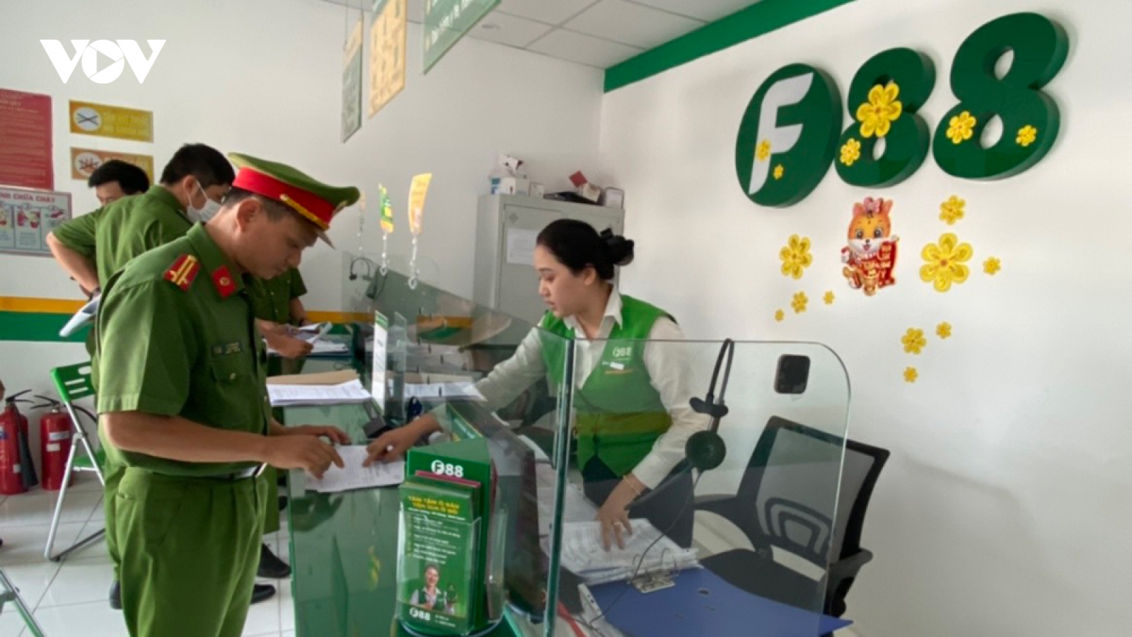 Công an đồng loạt kiểm tra hơn 20 điểm giao dịch của F88 tại Bình Dương