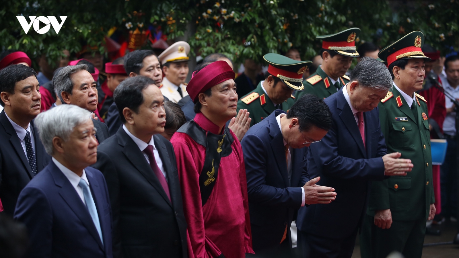 Chủ tịch nước Võ Văn Thưởng kính cẩn dâng hương tưởng niệm các Vua Hùng