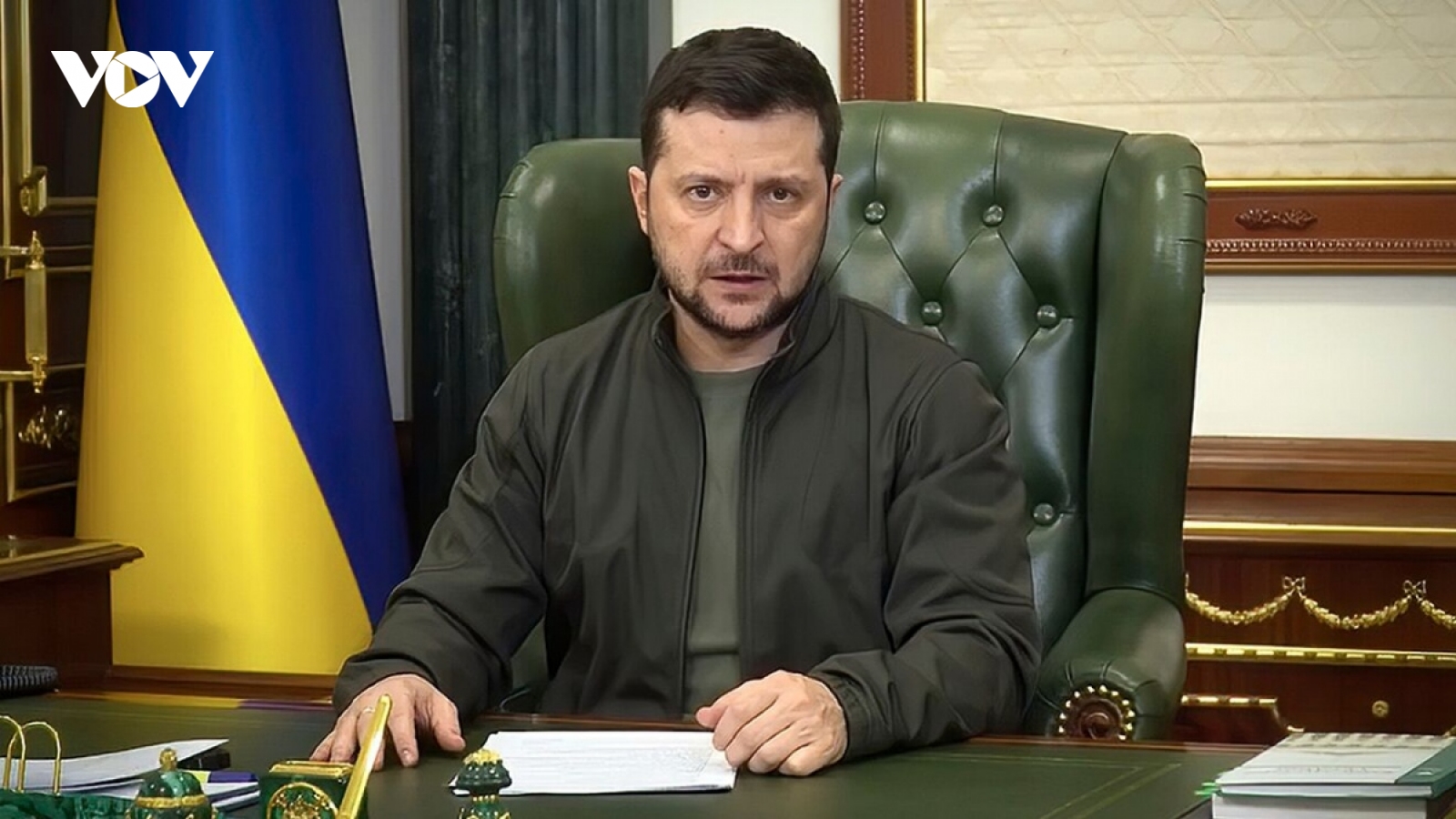 Tổng thống Ukraine Zelensky lý giải việc ông mang súng bên người