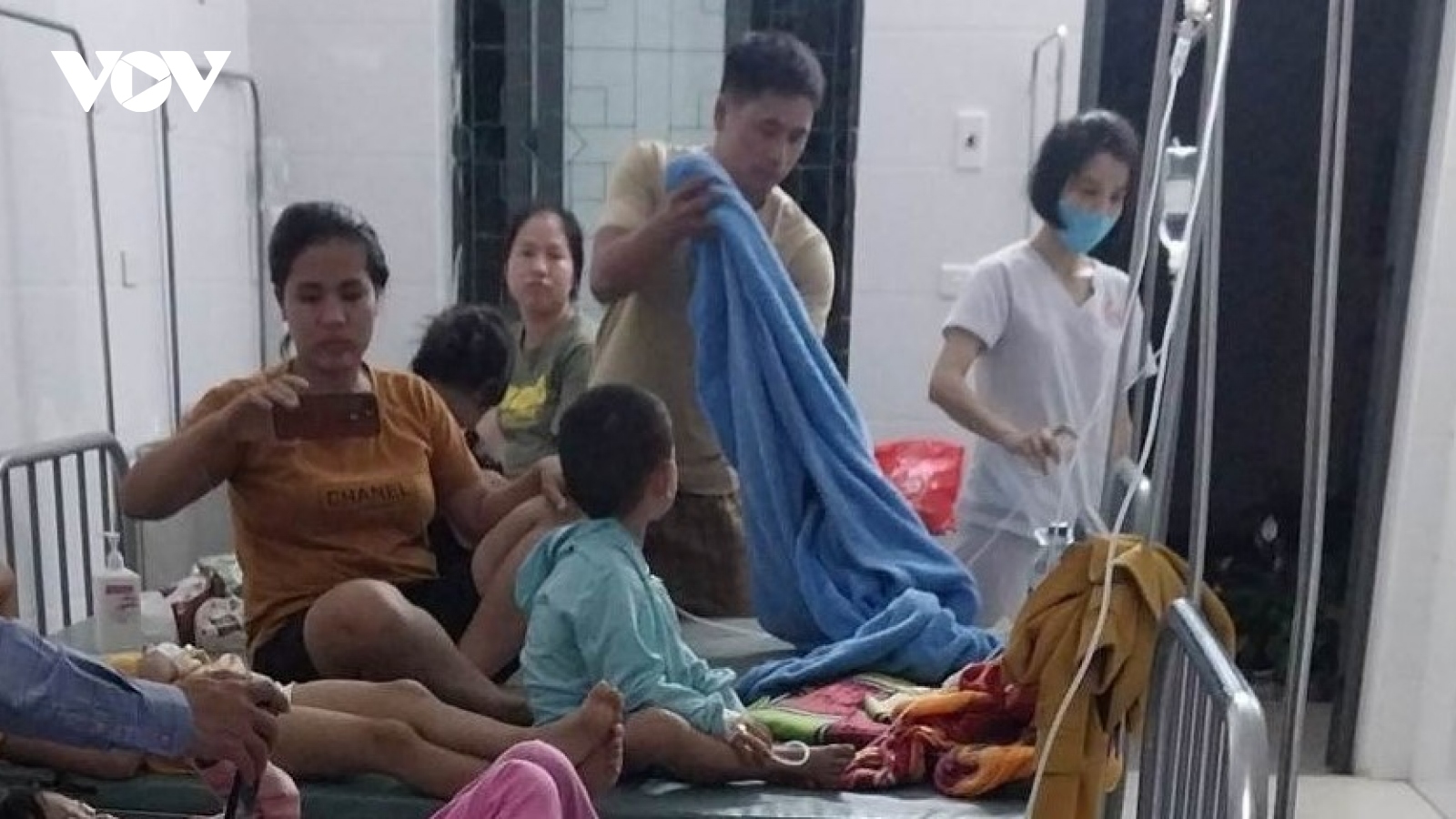 Lấy 10 mẫu phẩm tìm nguyên nhân 76 trẻ mầm non ở Nghệ An nhập viện cấp cứu