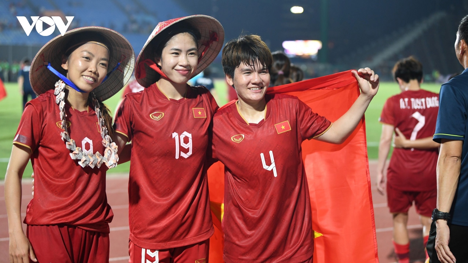 Huỳnh Như, Thanh Nhã đội nón ăn mừng HCV SEA Games 32 cùng ĐT nữ Việt Nam