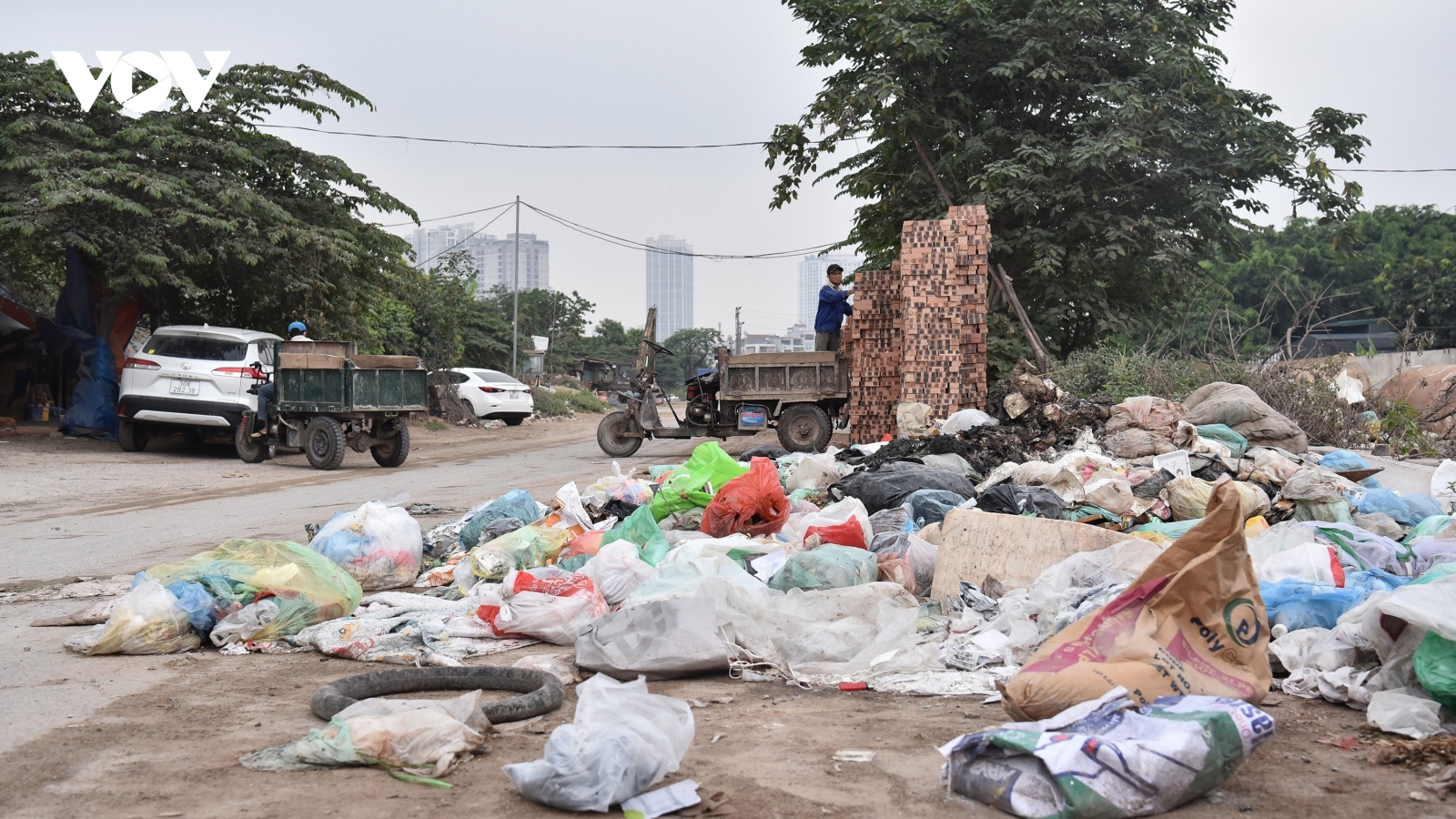 Đường chạy qua dự án Bệnh viện Đa khoa Thanh Xuân tràn ngập rác thải