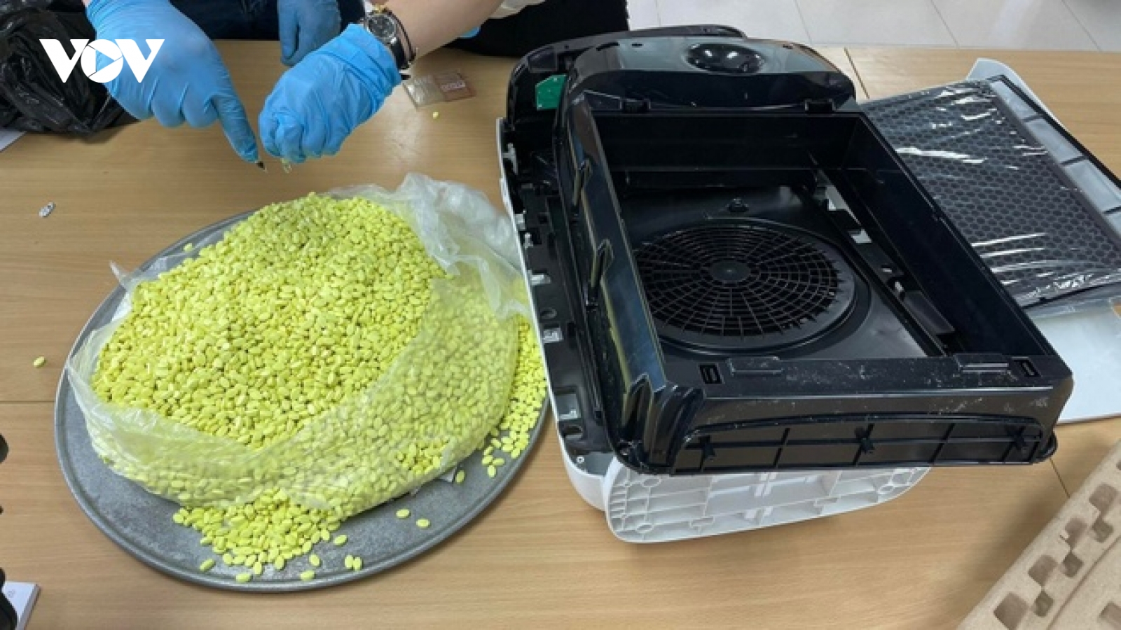 Hải quan Hà Nội phát hiện 7 kg nghi ma túy trong vỏ bọc máy lọc không khí