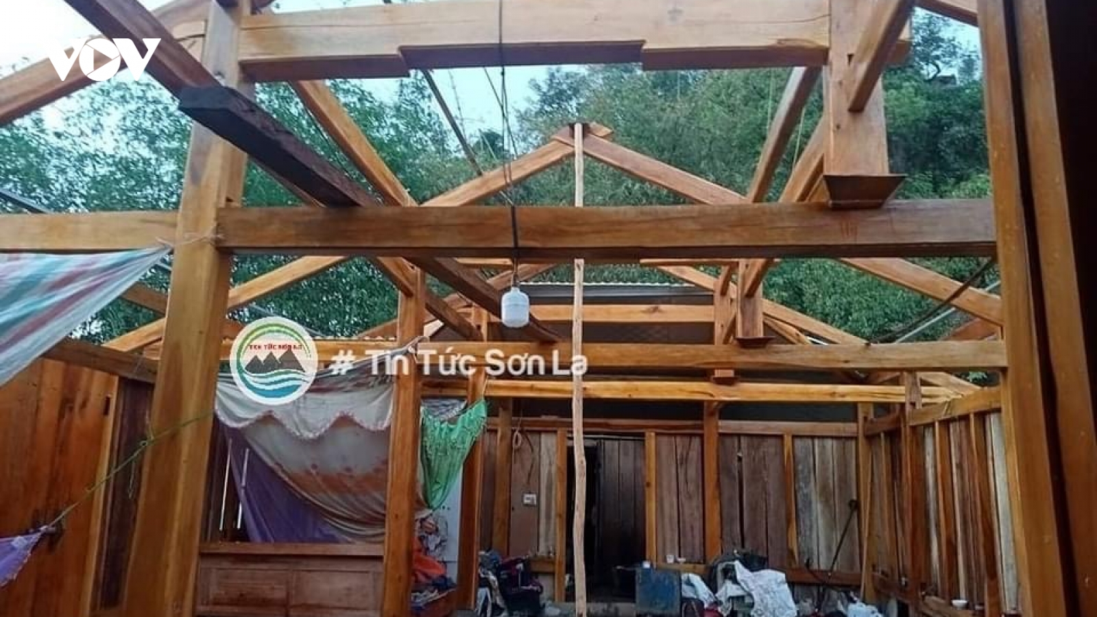 Hơn 10 nhà dân ở Sơn La bị ảnh hưởng do dông lốc, mưa đá