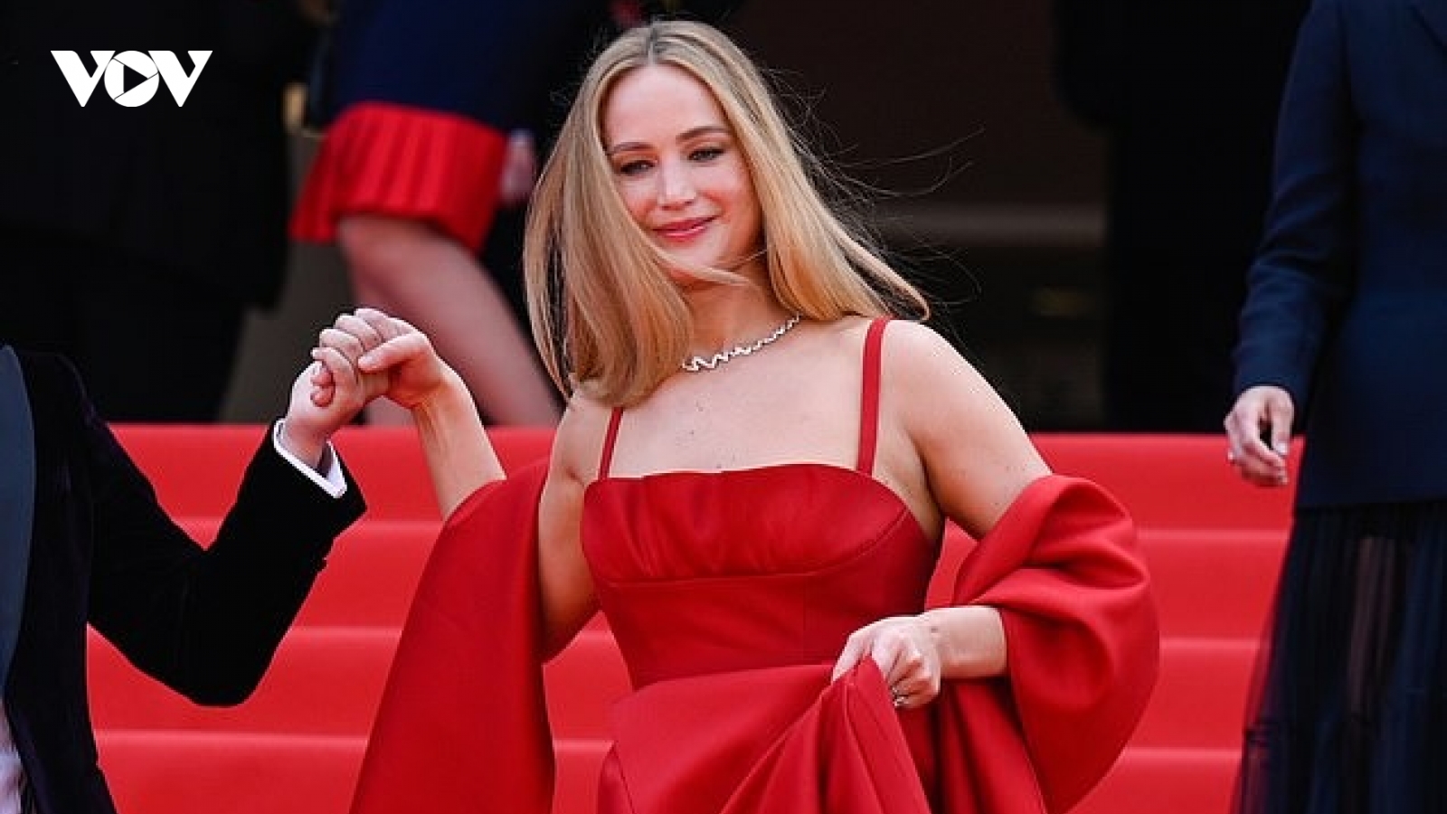 Jennifer Lawrence mang dép tông lên thảm đỏ Cannes 2023