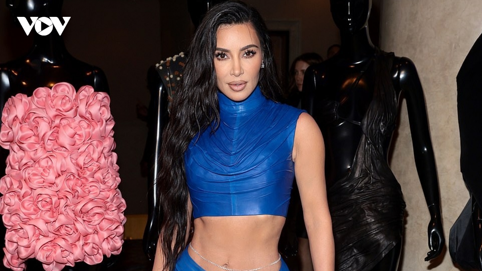 Kim Kardashian khoe sắc vóc quyến rũ trên thảm đỏ Parsons Benefit