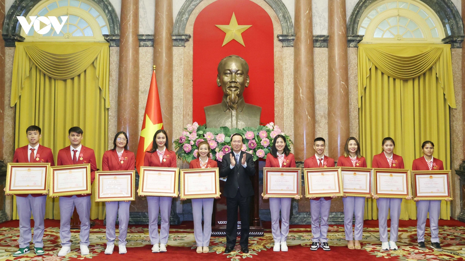 Chủ tịch nước trao huân chương cho các VĐV, HLV tiêu biểu tại SEA Games 32
