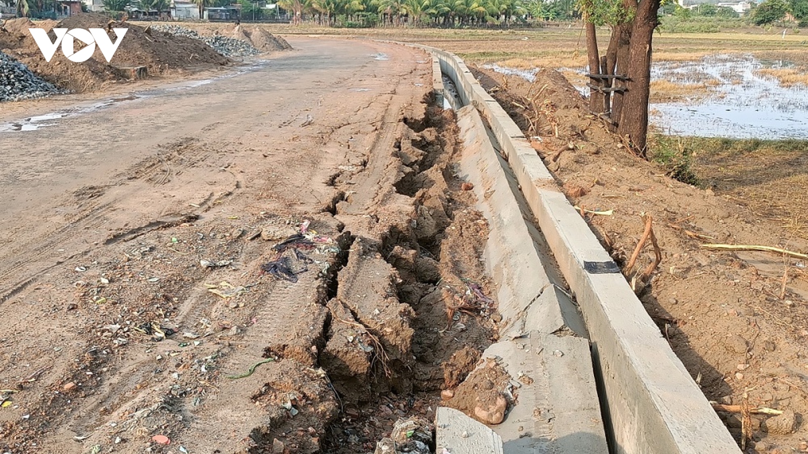 Đường nông thôn gần 15 tỷ ở Bình Thuận sụt lở sau mưa