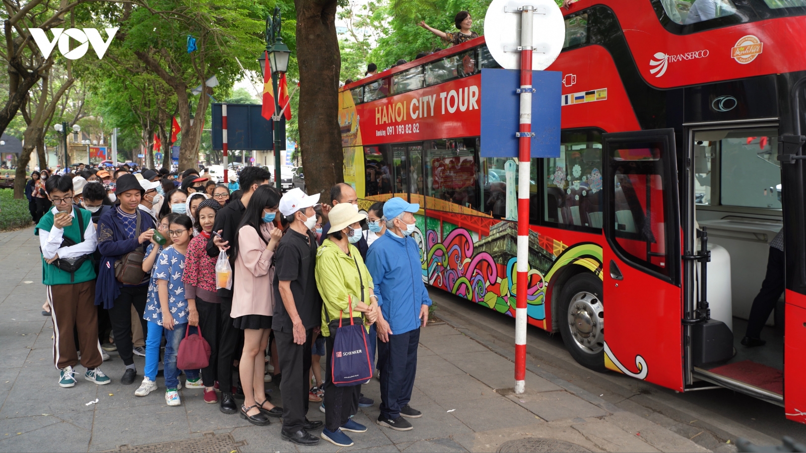 Tour tham quan Hà Nội trên xe buýt 2 tầng "đắt khách" trong dịp lễ