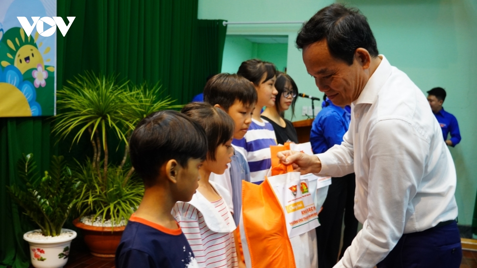 Phó Thủ tướng Trần Lưu Quang thăm, tặng quà thiếu nhi tại TP.HCM