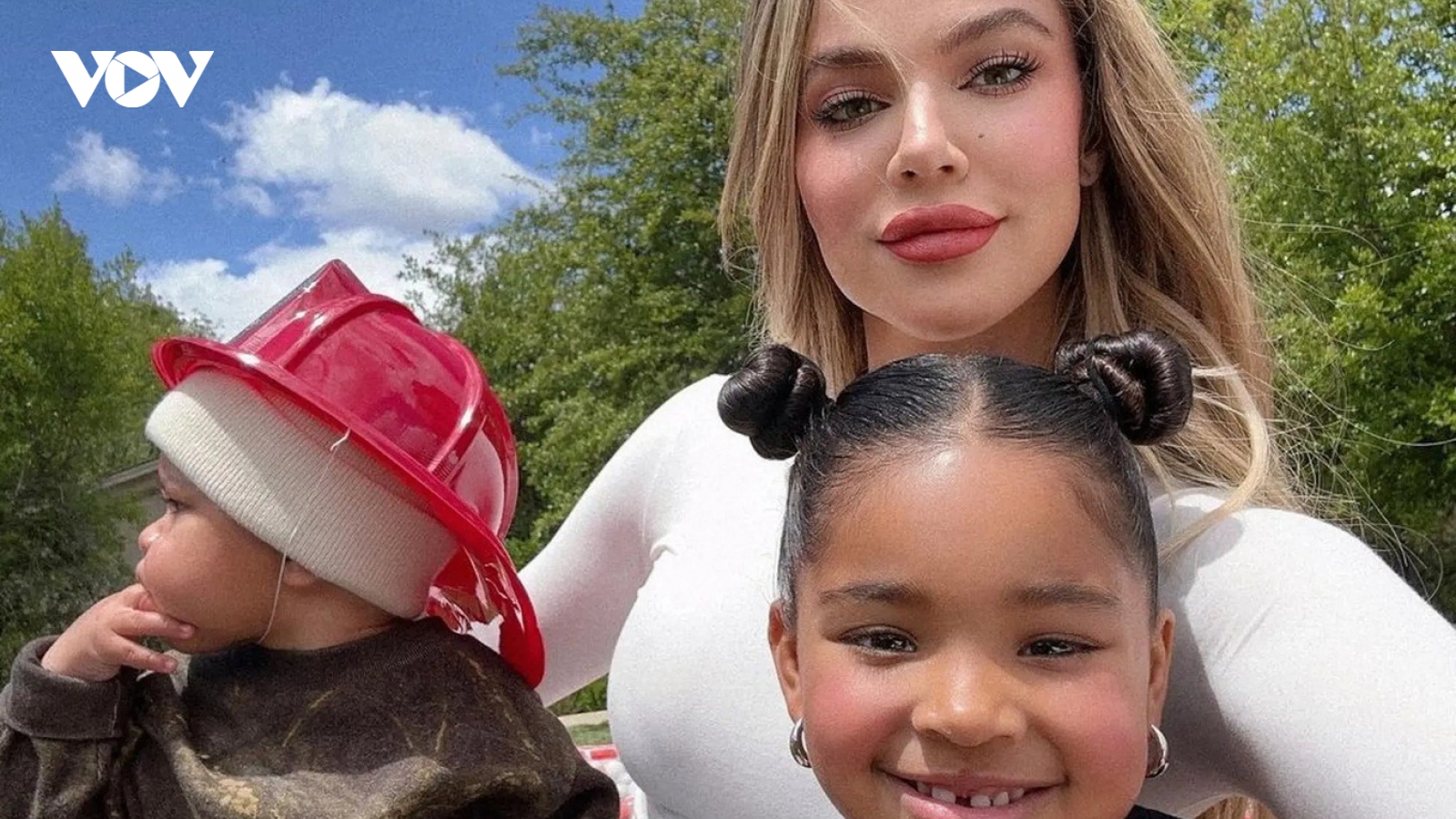 Khloe Kardashian cảm thấy tội lỗi khi nhờ người mang thai hộ