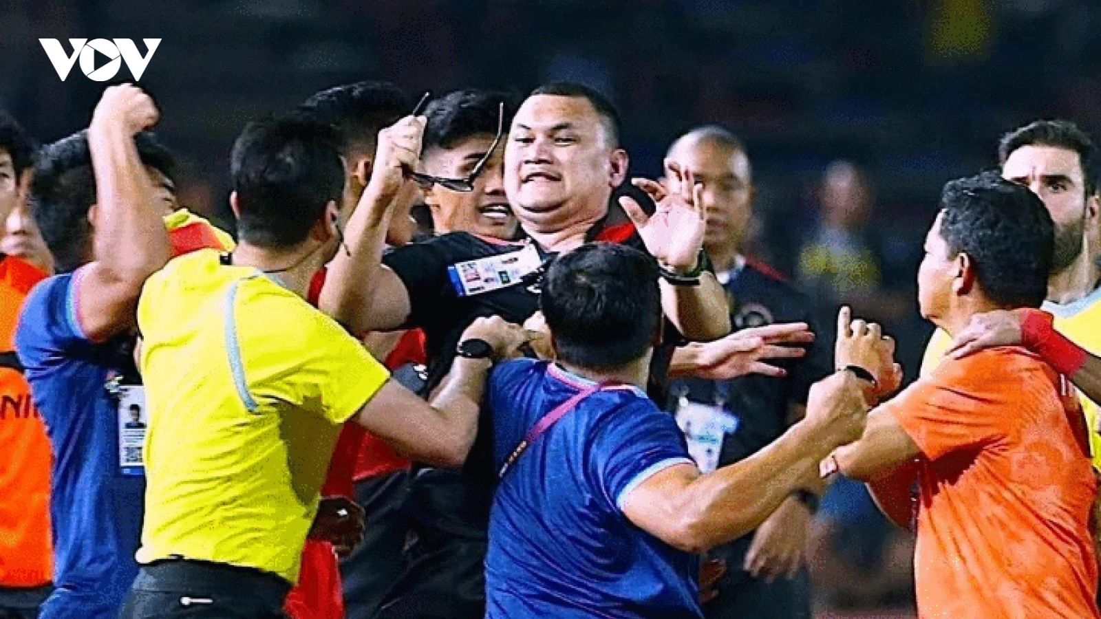 Bị đánh chảy máu, trợ lý HLV U22 Indonesia xin lỗi U22 Thái Lan