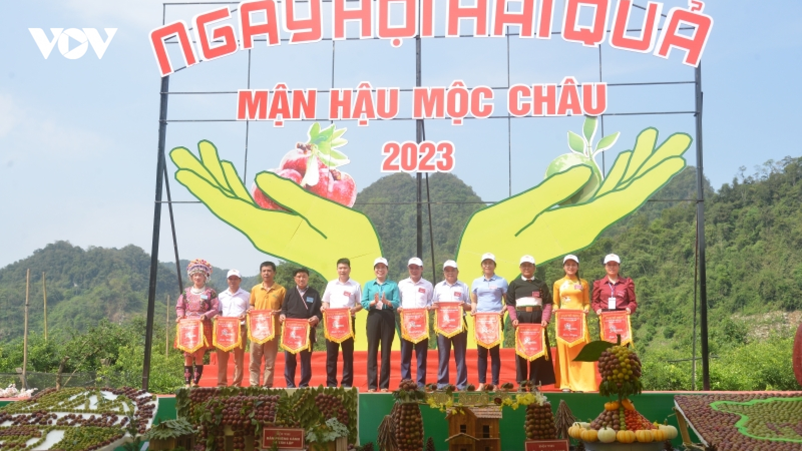 Cao nguyên Mộc Châu sôi động trong ngày hội hái quả