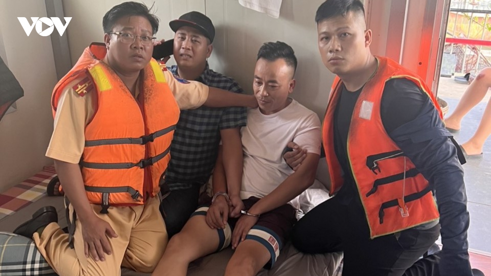 Cảnh sát đường thủy phối hợp bắt giữ đối tượng truy nã lẩn trốn trên bè sông