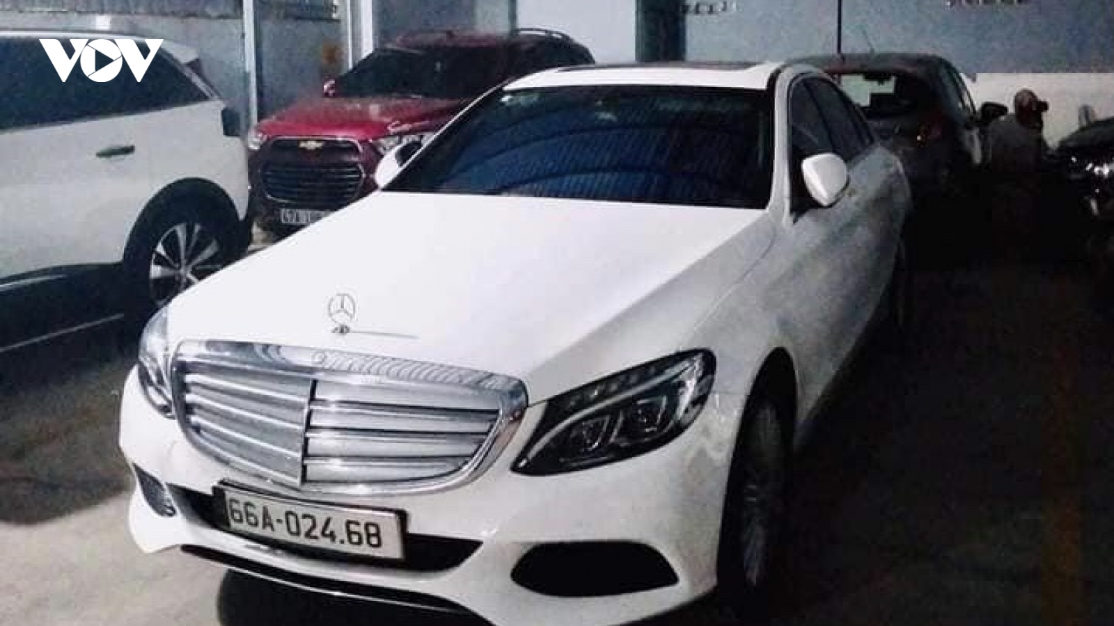 Vụ Mercedes trượt đăng kiểm xôn xao mạng xã hội: "Đăng kiểm viên làm khó chúng tôi"