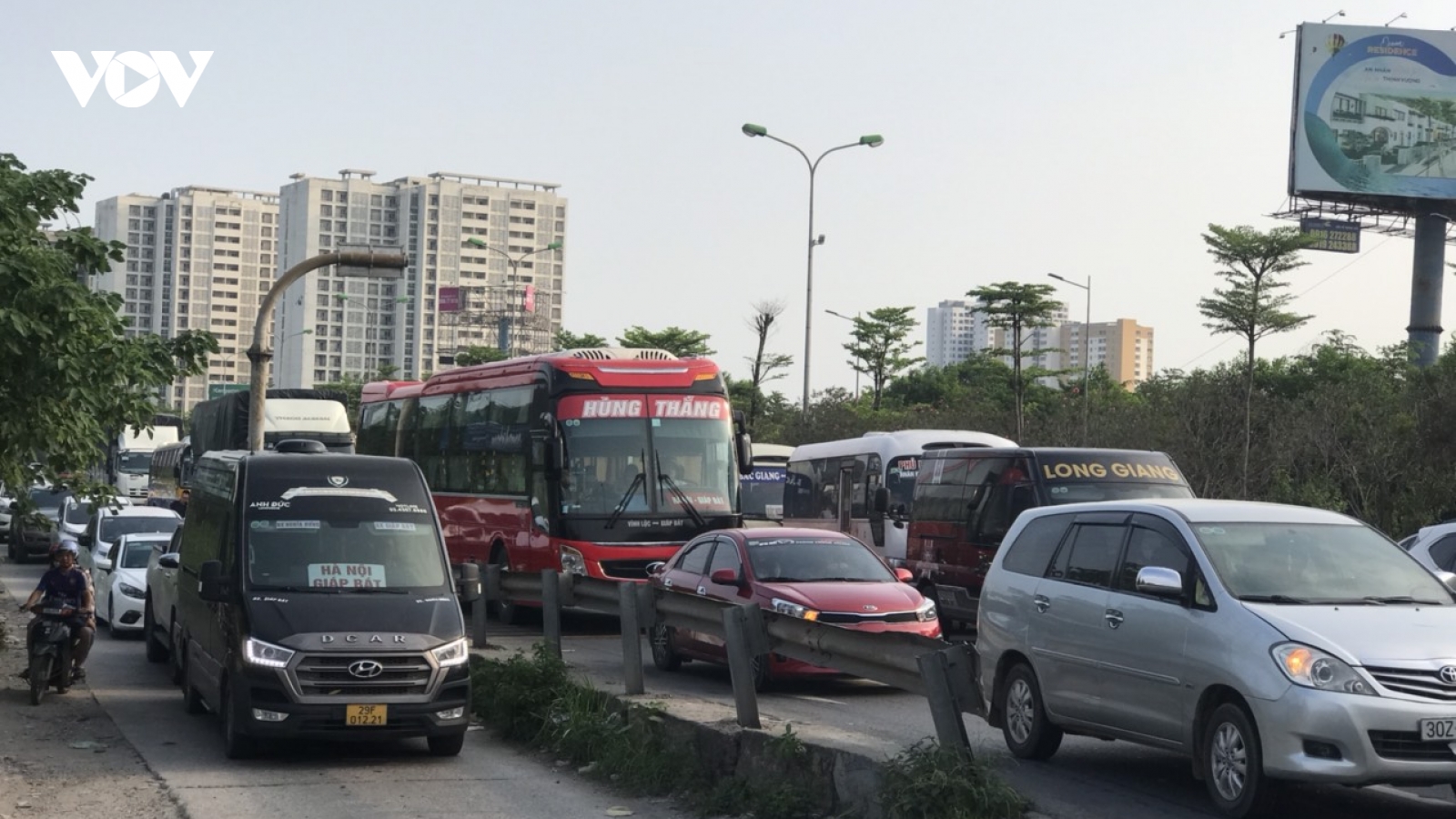 Người và xe ì ạch nhích từng bước về lại Thủ đô sau nghỉ lễ 30/4