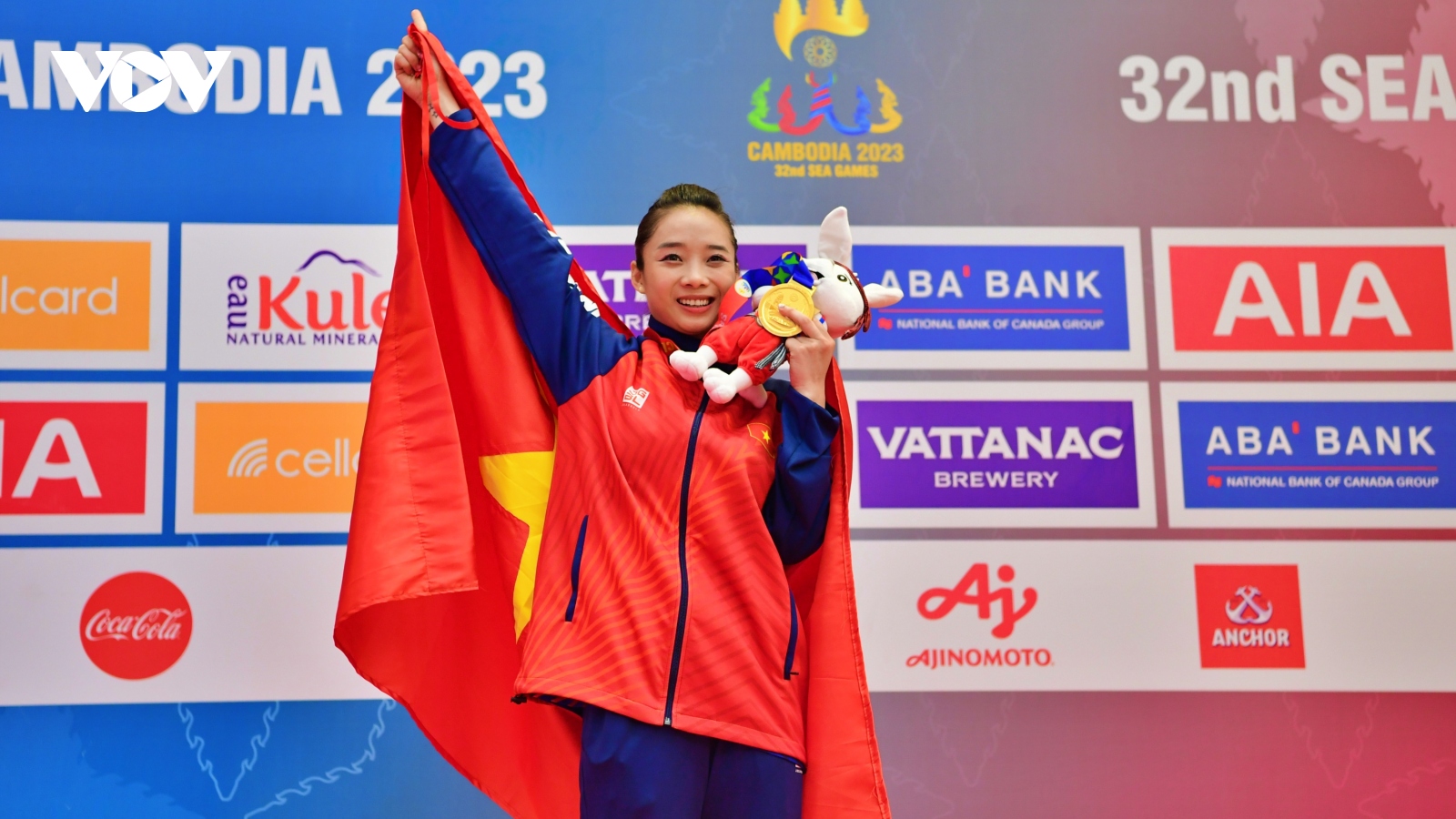 Dương Thúy Vi gây xúc động trên bục nhận HCV SEA Games 32