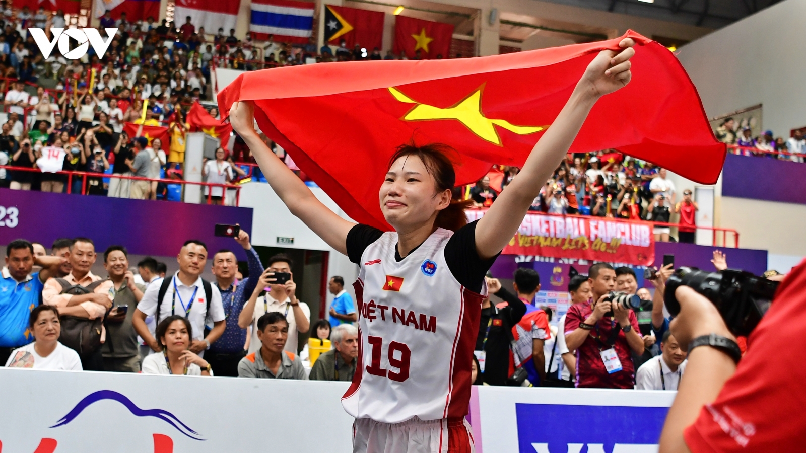 Vỡ òa cảm xúc với HCV lịch sử của đội bóng rổ nữ 3x3 Việt Nam tại SEA Games 32