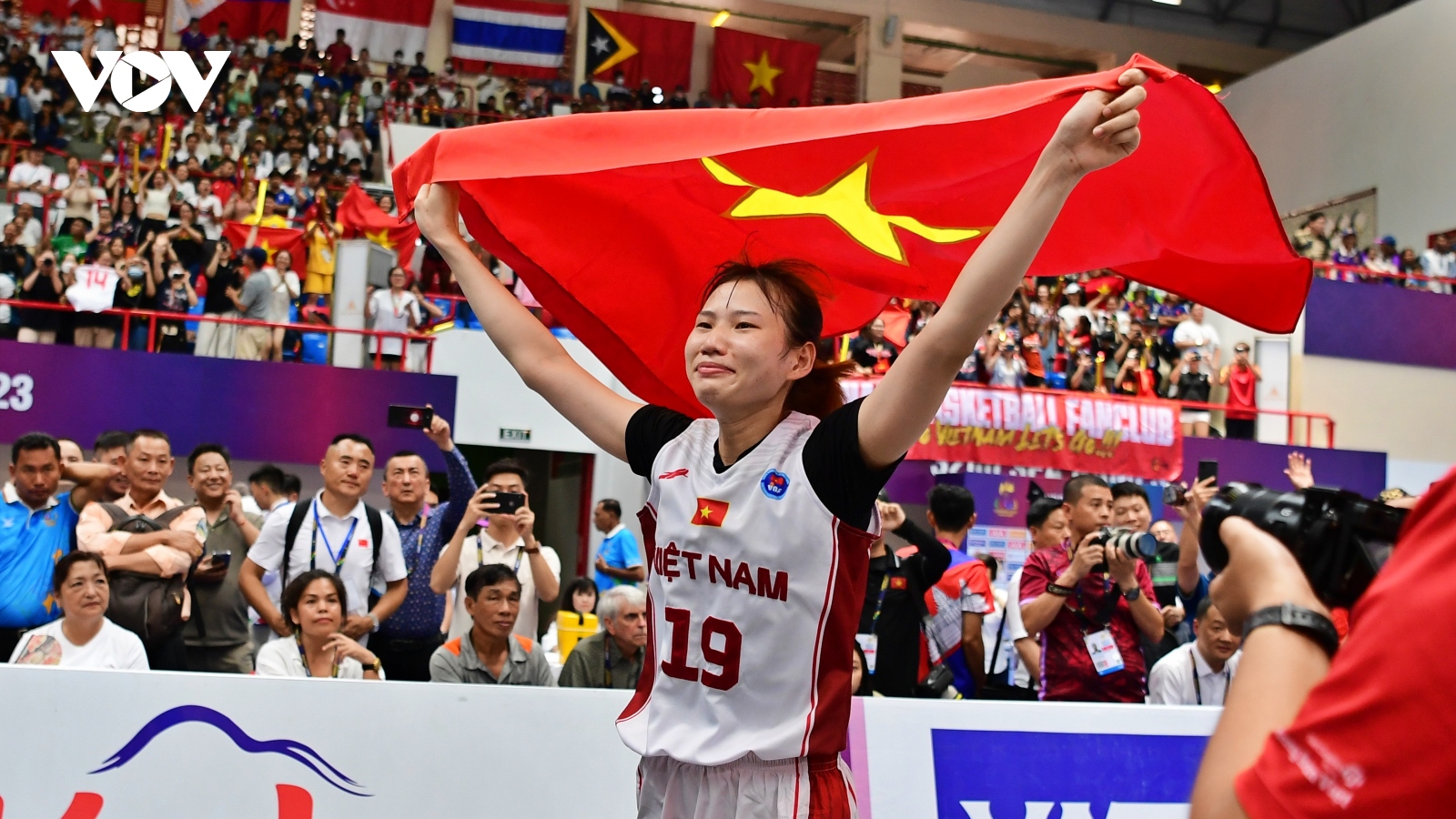 Vỡ òa cảm xúc với HCV lịch sử của đội bóng rổ nữ 3x3 Việt Nam tại SEA Games 32